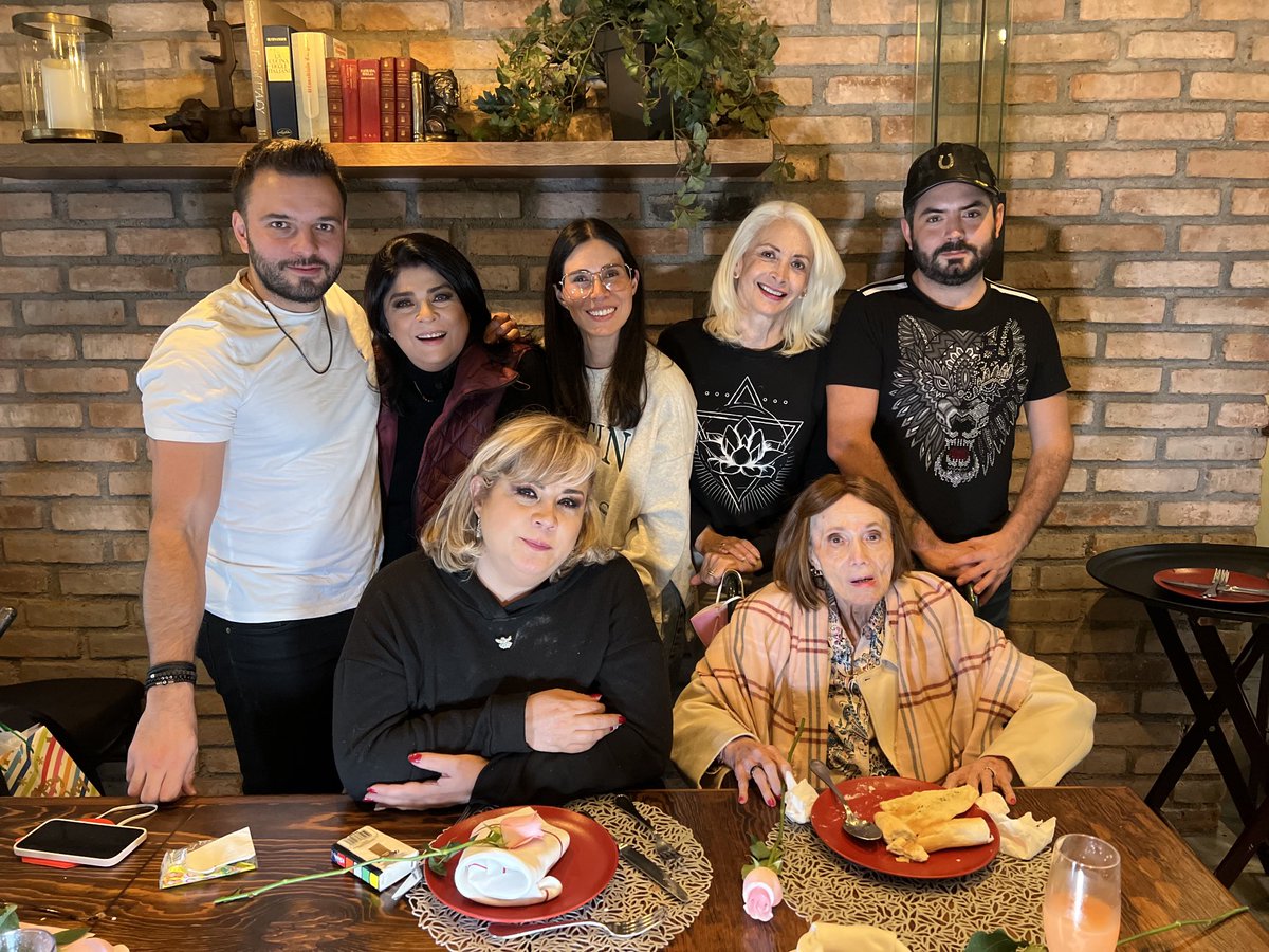 victoria ruffo tweet media