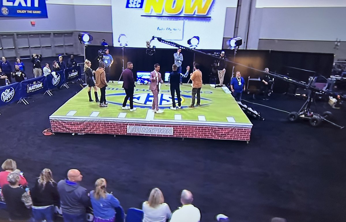 shawsportsturf's tweet photo. 👀👀 Check out that Creaturf on the #SECnetwork set! @shawsportsturf @_Shawgrass @SECNetwork #SECChampionship @ESPNCFB https://t.co/vo18bnqv9P
