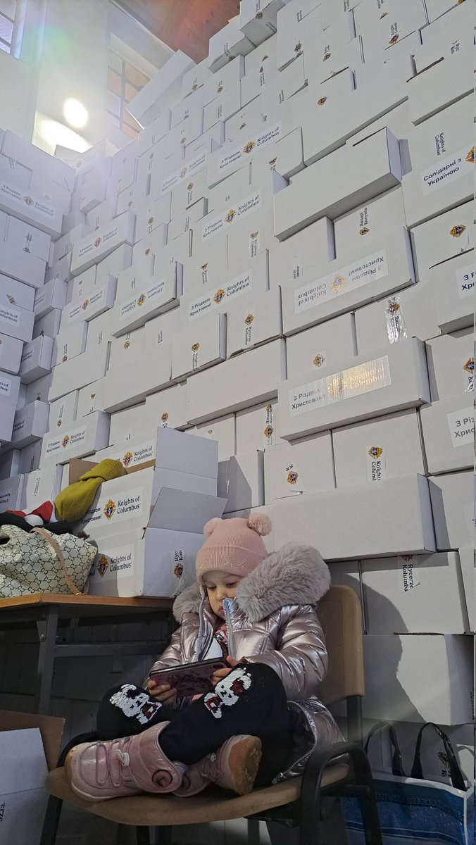 APawlowski79's tweet photo. Niewiele jest w stanie tak zmiękczyć moje serce, jak widok małego, niewinnego dziecka. Na fotografii mała dziewczynka, czekającą na swoją Mamę, która właśnie pakuje paczki świąteczne w naszym Cent Miłosierdzia, które trafią do rodzin zmagających się z sytuacją wojenną w Ukrainie. https://t.co/kYZjJlkSeV