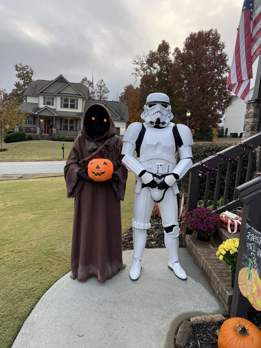 upstatecosplay's tweet photo. Halloween 2022 #Halloween2022 #starwarshalloween22 https://t.co/5GtAIfOy7o