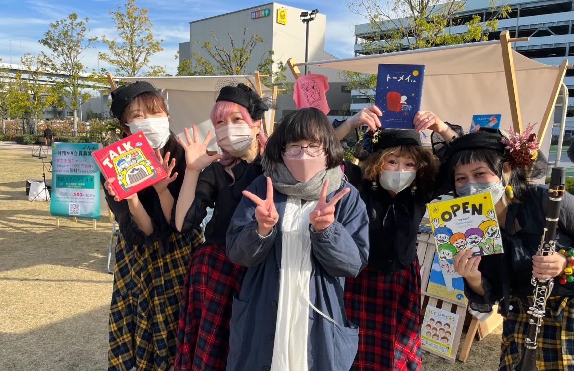 tottentantan's tweet photo. 昨日は有明無印つながる市に出演しました！！初のニジノ絵本屋さんの絵本読み聞かせライブ、楽しかった〜❤️
お友達のワースレスちゃん@TheWorthlessjp のCDもあるよ！
今日は柏で絵本ライブやります！！ https://t.co/Dp41zEprRF