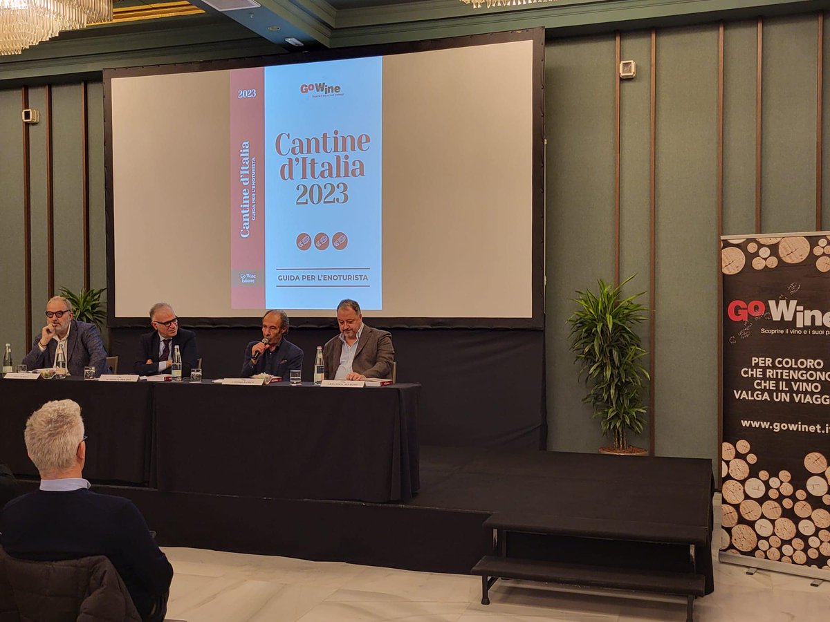 GoWine5's tweet image. E' uscita la nuova Guida Cantine d'Italia 2023, a cuira di Go Wine. E' stata presentata giovedì 1 dicembre a Milano. Nella foto il tavolo dei relatori nella conferenza di presentazione.