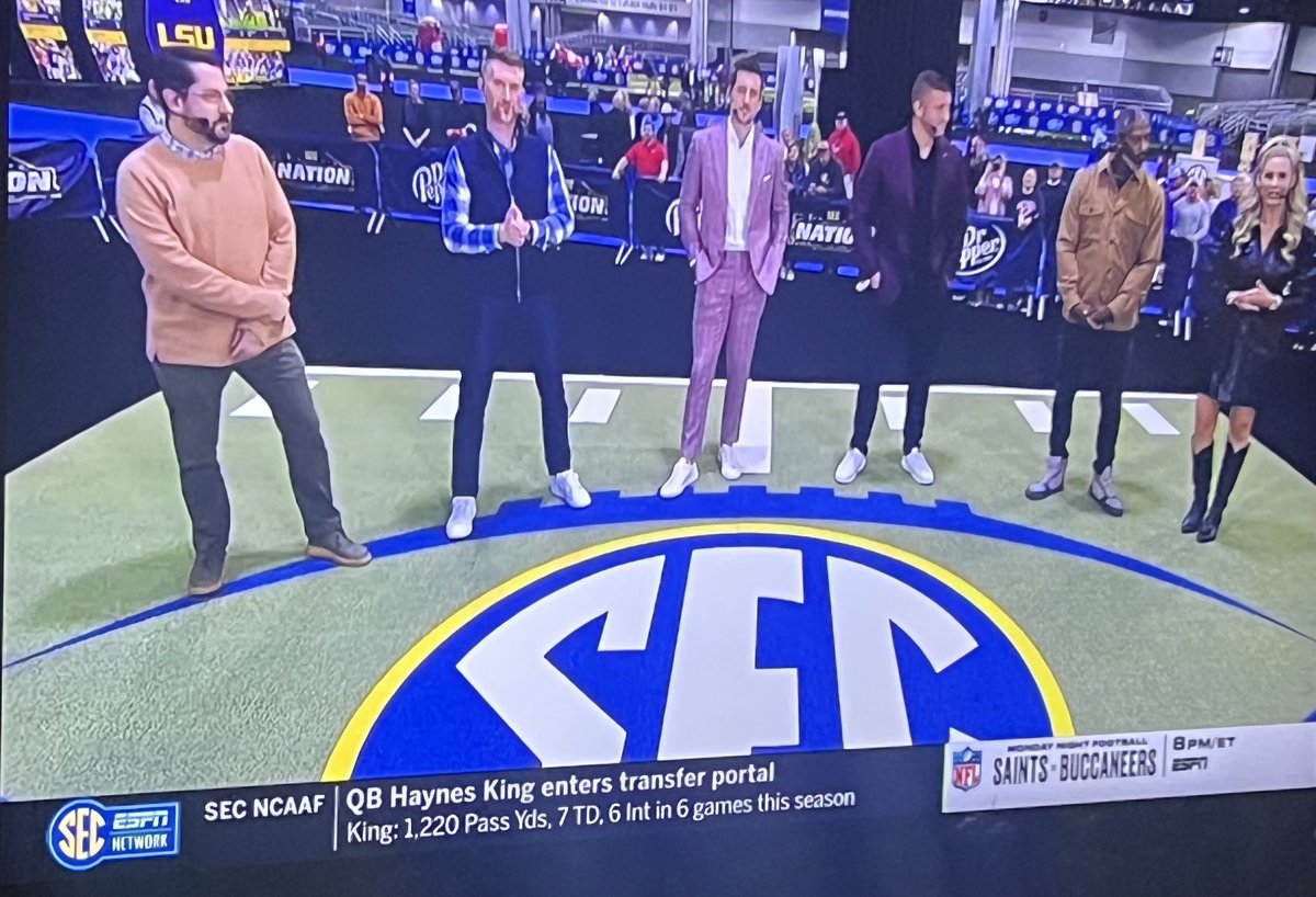 _Shawgrass's tweet photo. 👀👀 Check out that Creaturf on the #SECnetwork set! @shawsportsturf @_Shawgrass @SECNetwork #SECChampionship @ESPNCFB https://t.co/OR64x1wrlZ