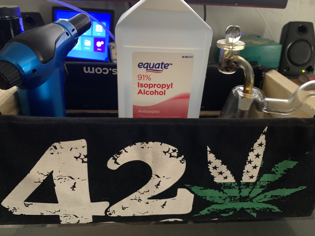 So I won the fast buds 420 contests a couple of times. I’m kind of weird about the bag. I like it but I feel kind of awkward carrying it. So my wife made me this nice little rig holder for my desk out of it.