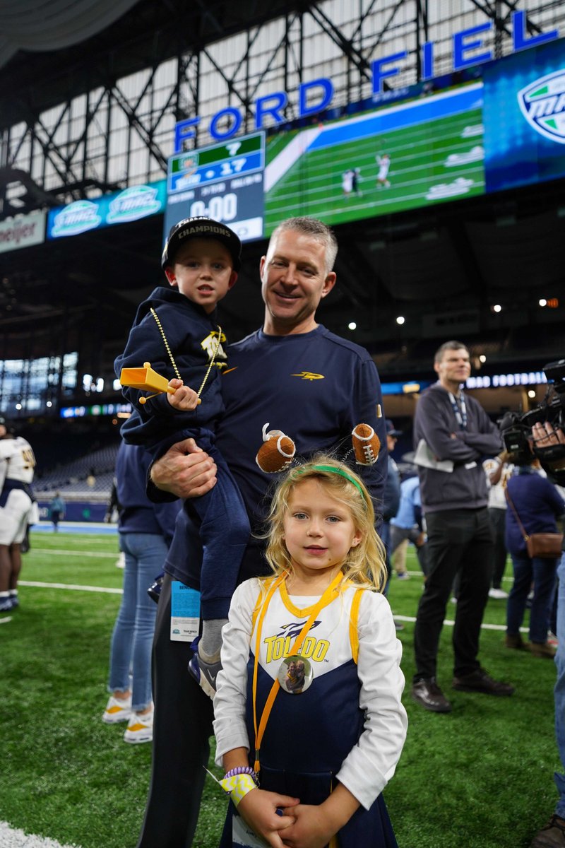 ToledoFB's tweet photo. 💛 𝗙𝗮𝗺𝗶𝗹𝘆 💙

#TeamToledo https://t.co/1rX12qwF1m