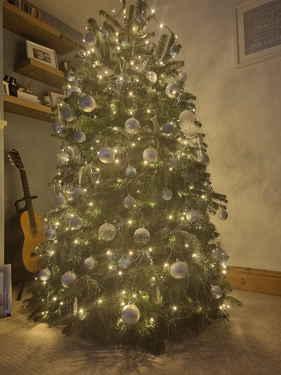 fatladruns's tweet photo. Tree decorated with the help of red wine and Bublé.
Love Actually watched.
Now the real Xmas movie.

Die Hard 

#Xmas #tree #tradition #festive https://t.co/pYReElGR1A