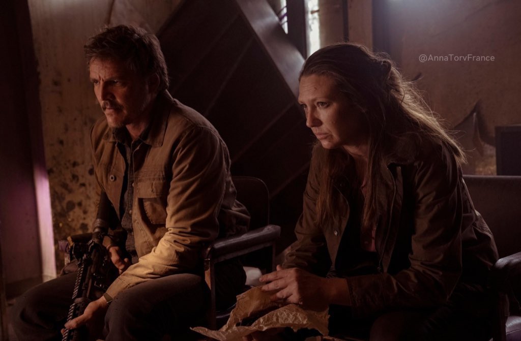 AnnaTorvFrance's tweet photo. 🚨: Photo Promotionnelle avec Anna Torv (Theresa "Tess" Servopoulos) et Pedro Pascal (Joel Miller) 

#TheLastOfUs   #TheLastOfUsHBO   #AnnaTorv #PedroPascal https://t.co/z274M3n2Qa