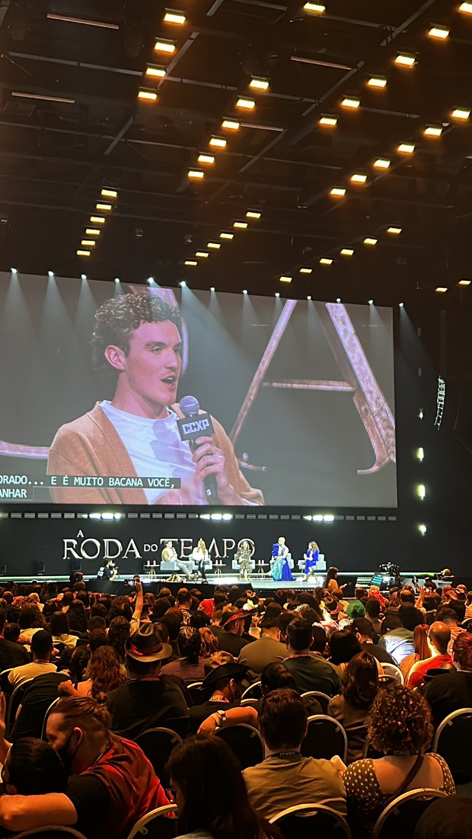 Splash_UOL's tweet photo. Dónal Finn, Ceara Coveney e Kate Fleetwood no palco! #CCXP22 #SplashNaCCXP #CCXP https://t.co/JHRQs3iTcN