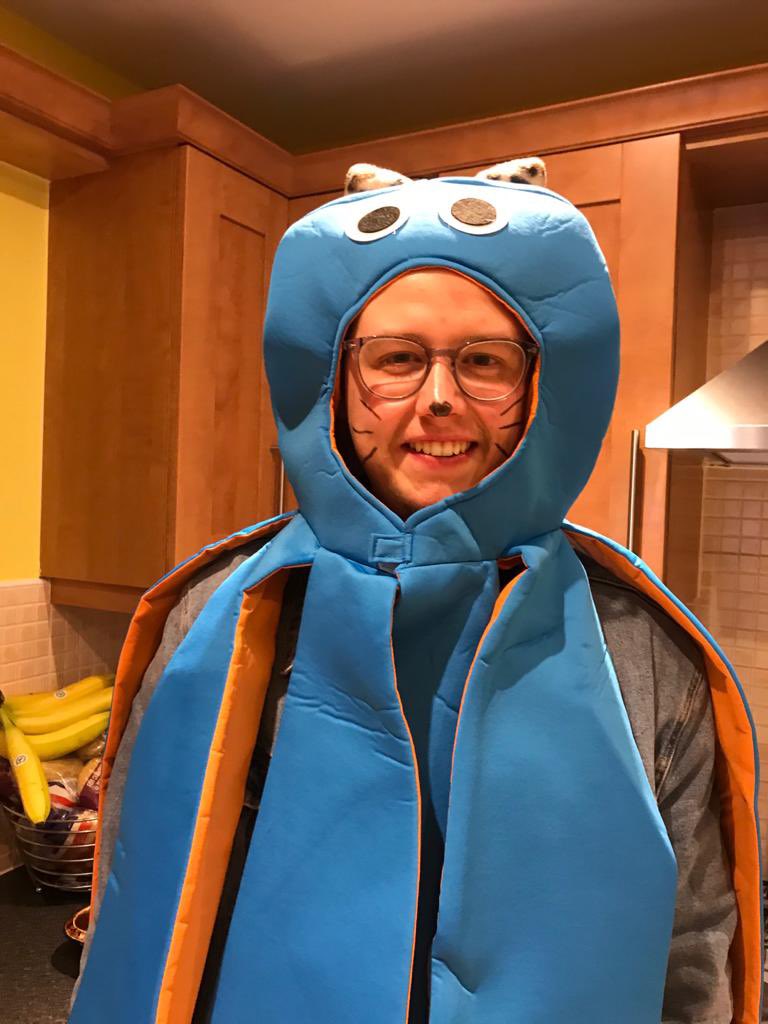JakeSmithhhh's tweet photo. @Memeulous James Bond themed party, I went as octopussy: half cat, half octopus https://t.co/WGQE4NiNPy