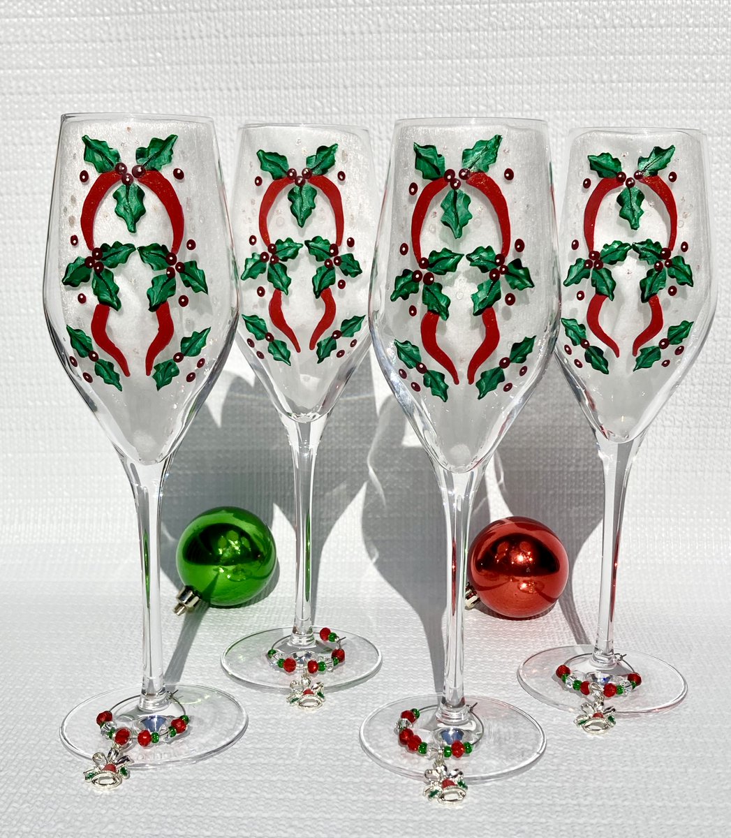 etsy.com/listing/131629… #champagneglasses #mimosaglasses #christmasglasses #TMTinsta #newyearseve #christmasgift #holidayglasses