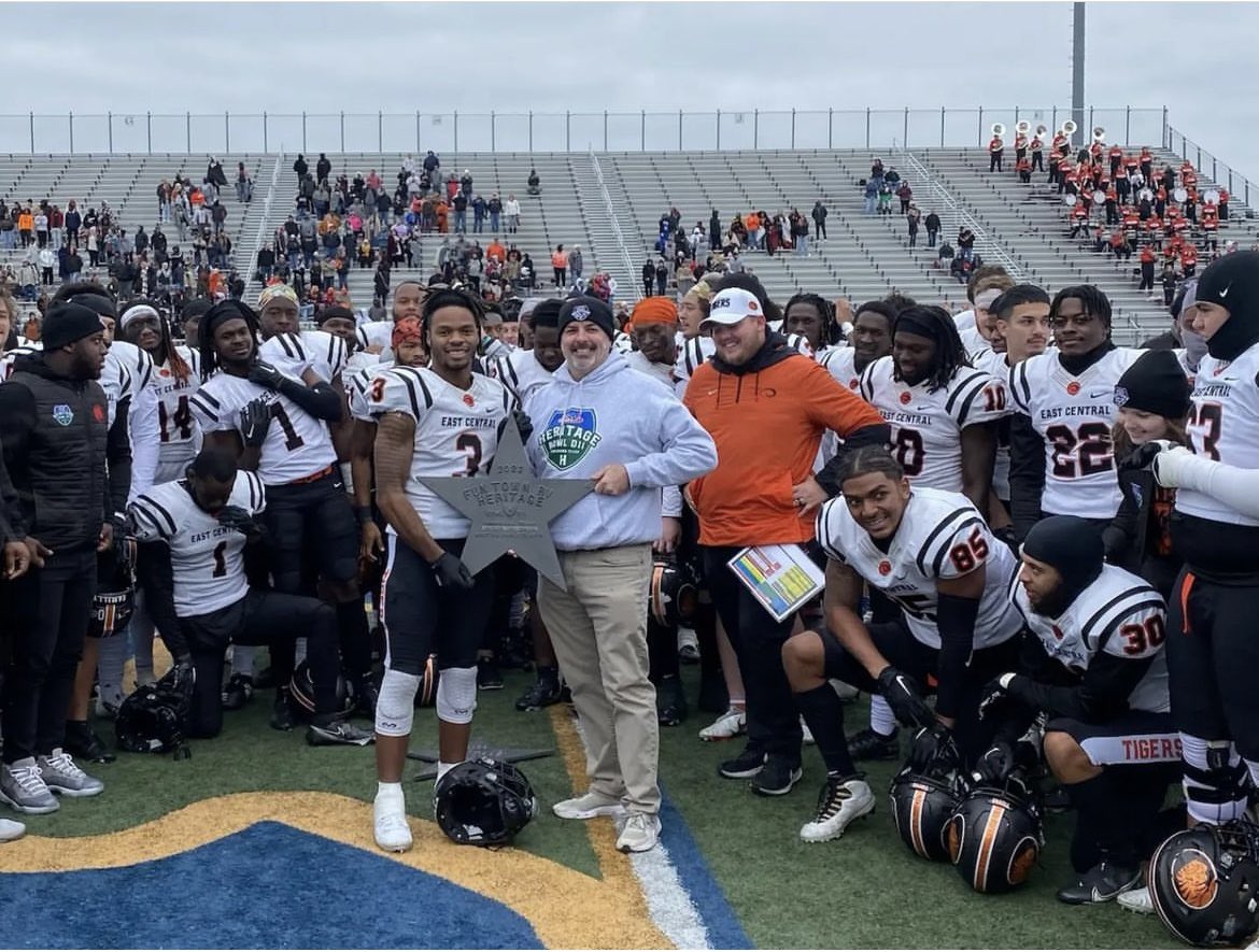 Turned Corsicana orange today🧡🏈

<a href="/HeritageBowl/">Heritage Bowl Powered by Riot</a> #FAMILLY