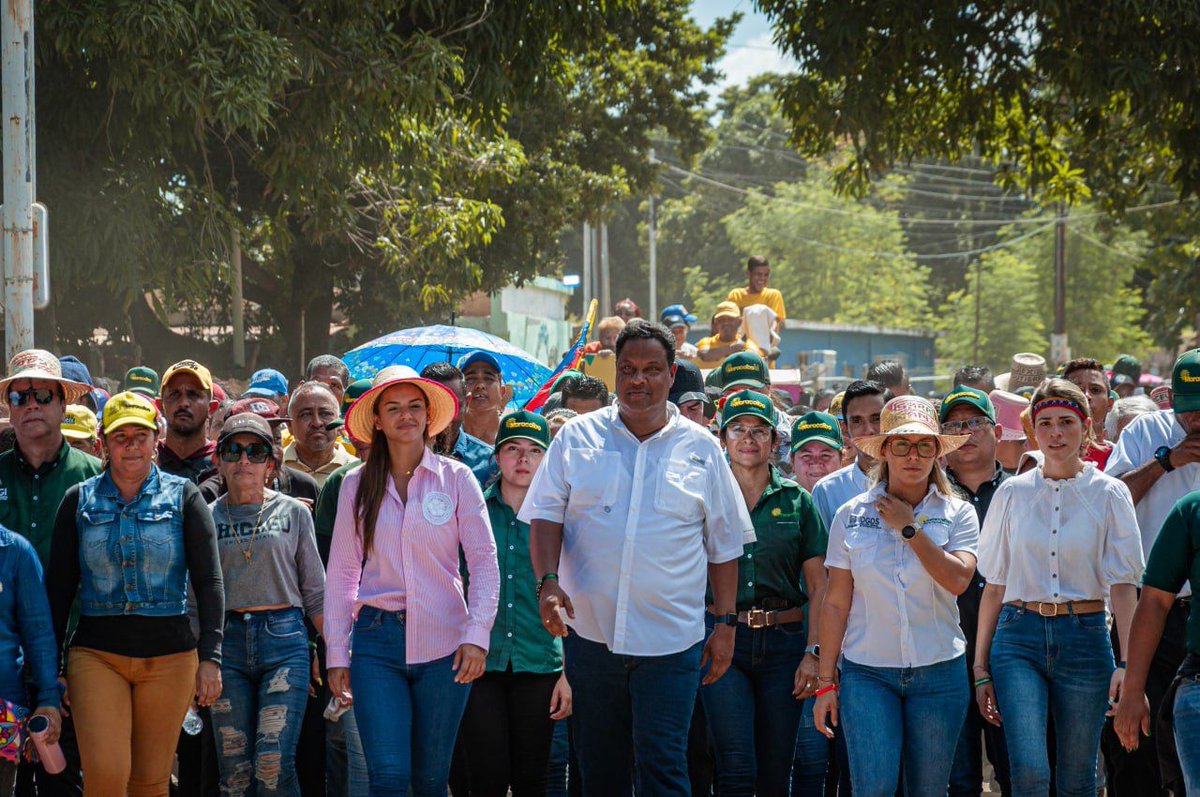 daemaracaibo's tweet photo. Hace un año, iniciamos una gestión que se transformó en esperanza para la ciudadanía marabina. Con mucho esfuerzo y voluntad llevamos soluciones a las parroquias y hoy queremos recordarles que aquí estamos y aquí seguiremos. #UnAñoDeSolucionesMcbo https://t.co/ka4a4G2AcA