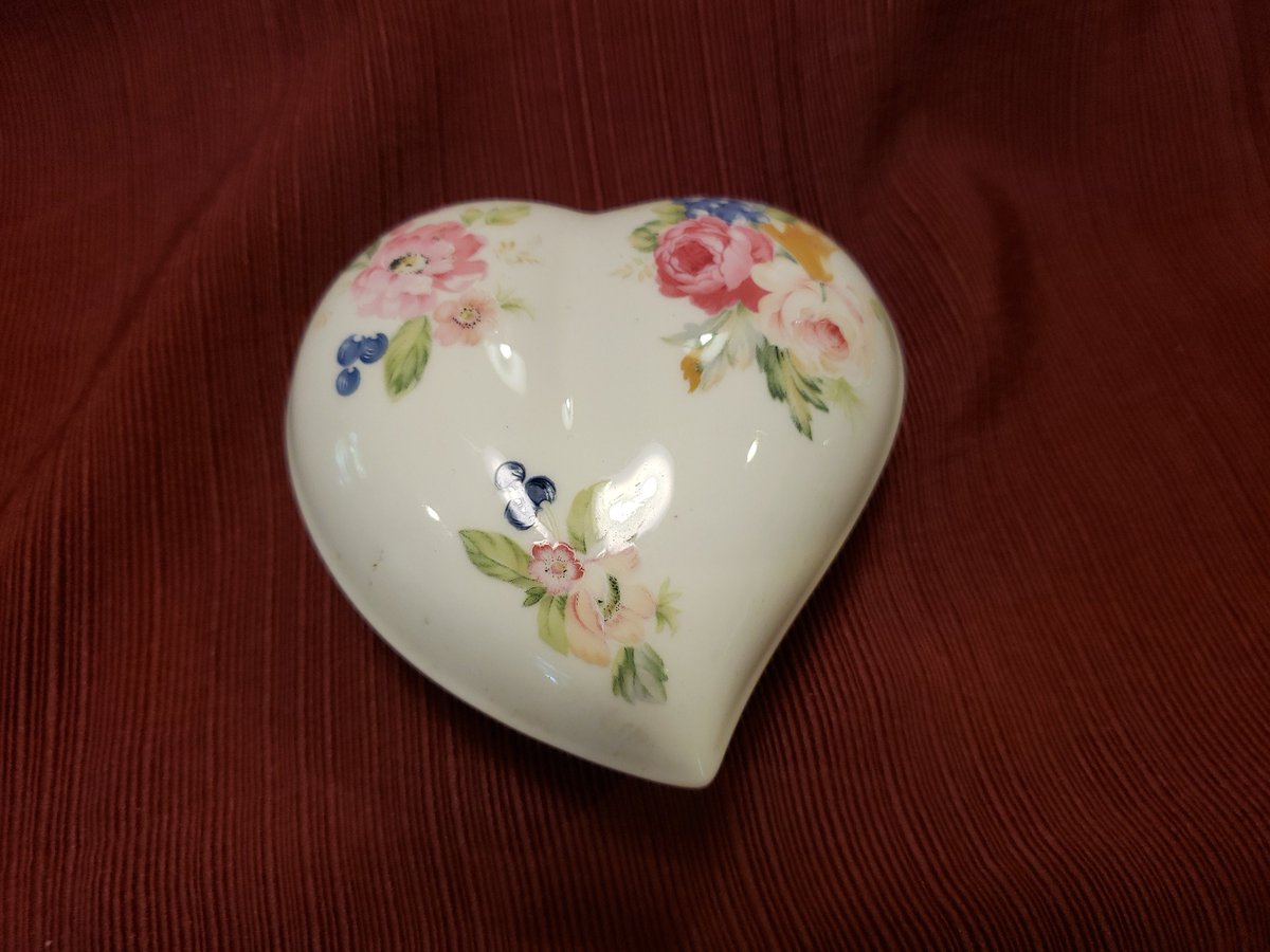 atticesoterica's tweet photo. Vintage Heart Shaped Rose Floral Bone China Lidded Trinket Box From Mikasa FX013 Rosemead Pattern, Made in Japan Dresser Jewelry Collectible https://t.co/g8bres76Yo #Antiques #AtticEsoterica #Curios #Collectibles #DecorativeBox https://t.co/jrqlUOQZYR