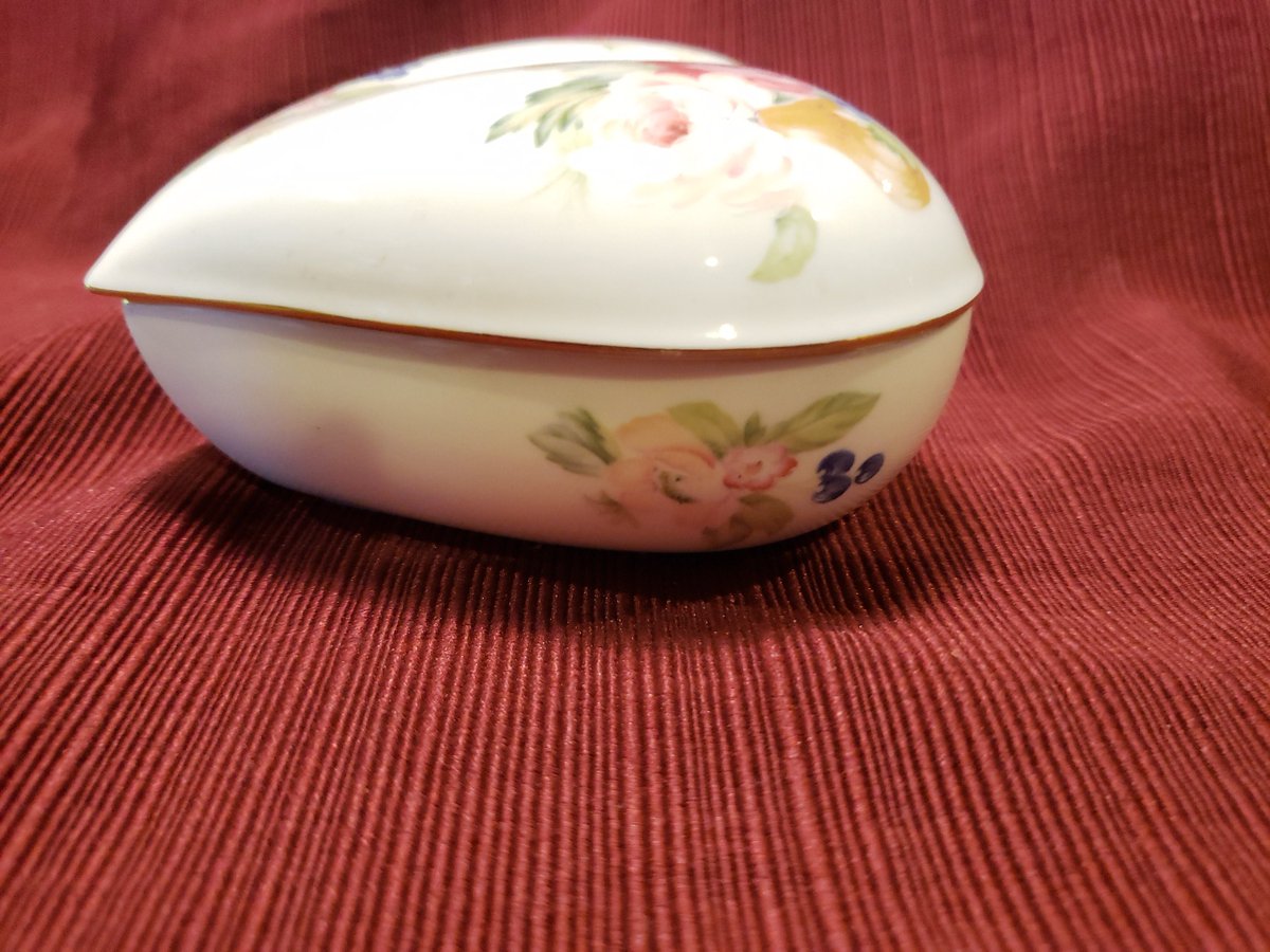 atticesoterica's tweet photo. Vintage Heart Shaped Rose Floral Bone China Lidded Trinket Box From Mikasa FX013 Rosemead Pattern, Made in Japan Dresser Jewelry Collectible https://t.co/g8bres76Yo #Antiques #AtticEsoterica #Curios #Collectibles #DecorativeBox https://t.co/jrqlUOQZYR
