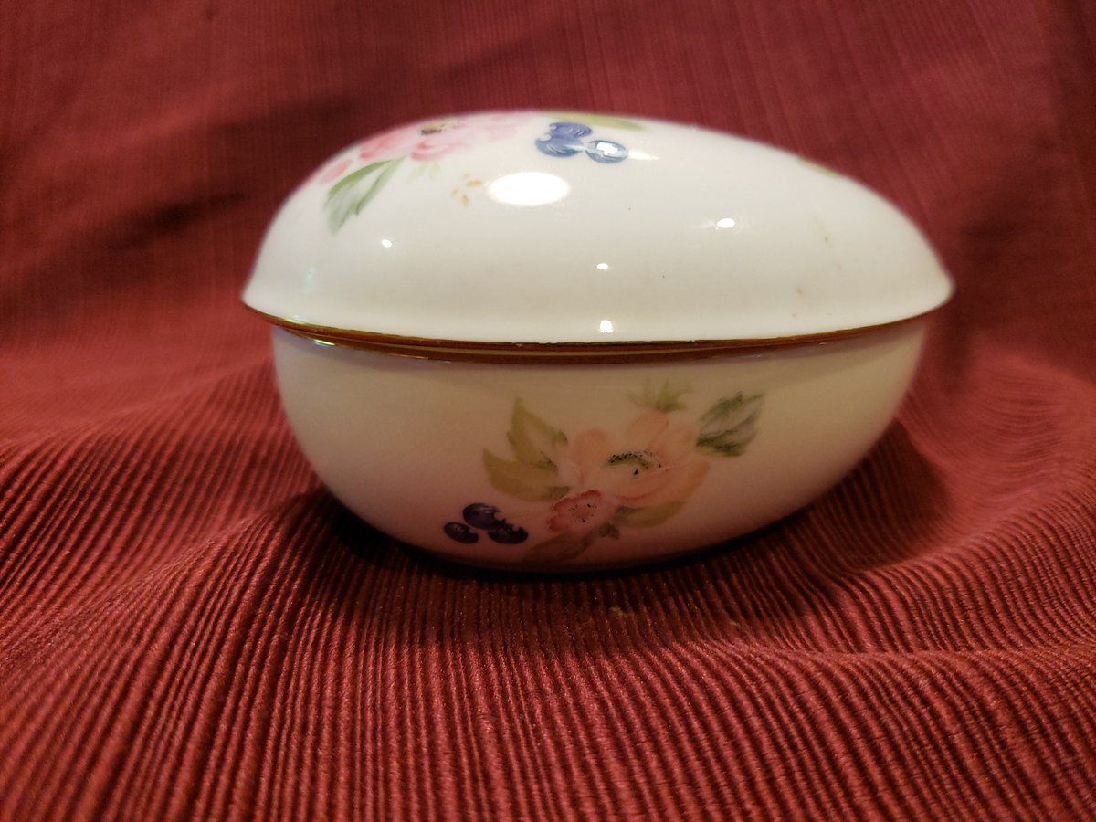 atticesoterica's tweet photo. Vintage Heart Shaped Rose Floral Bone China Lidded Trinket Box From Mikasa FX013 Rosemead Pattern, Made in Japan Dresser Jewelry Collectible https://t.co/g8bres76Yo #Antiques #AtticEsoterica #Curios #Collectibles #DecorativeBox https://t.co/jrqlUOQZYR