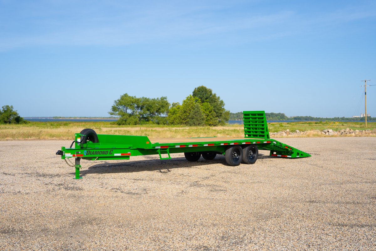 DCtrailers's tweet photo. This #HeavyDuty DEC Deck Over Equipment Trailer is ready to rock your world! One haul at a time! 💪 Whether you're hauling freight or equipment, this trailer's versatility is unmatched. 🤑 #DCTrailers #Freight #EquipmentTrailer https://t.co/9giv7ssjVk
