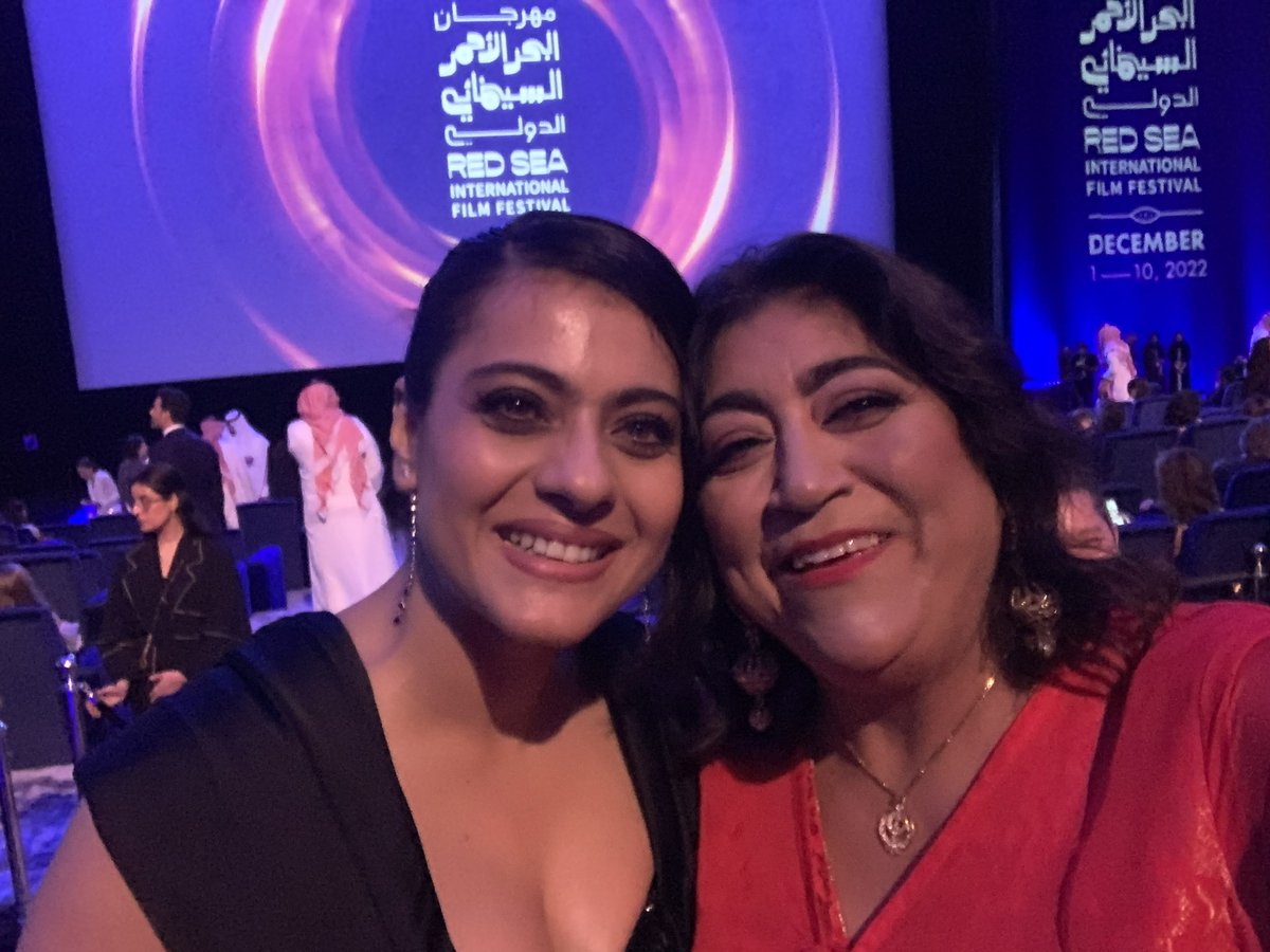 GurinderC's tweet photo. And these lovely ladies too Complete #Ikons 🥰🔥🔥 @priyankachopra @itsKajolD https://t.co/7hyAzaUXAQ