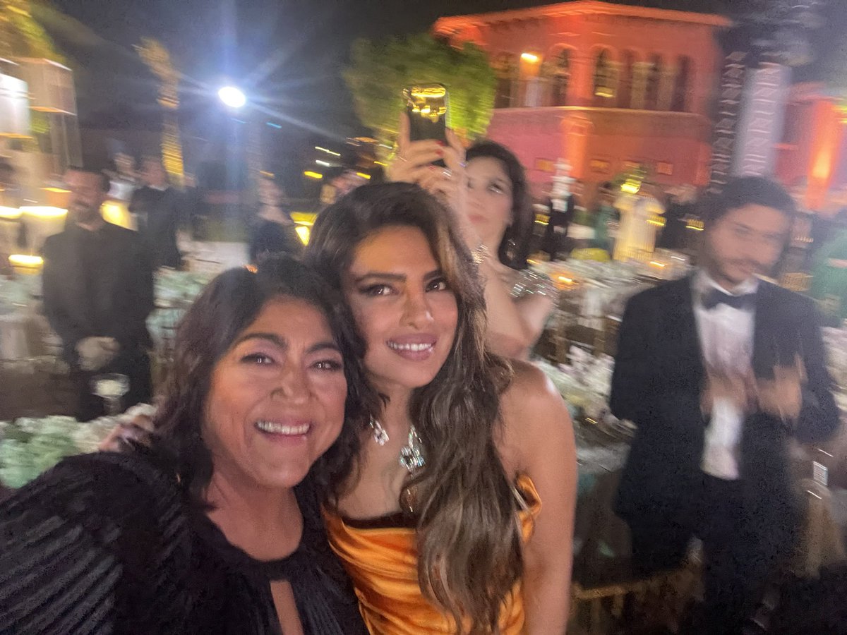 GurinderC's tweet photo. And these lovely ladies too Complete #Ikons 🥰🔥🔥 @priyankachopra @itsKajolD https://t.co/7hyAzaUXAQ