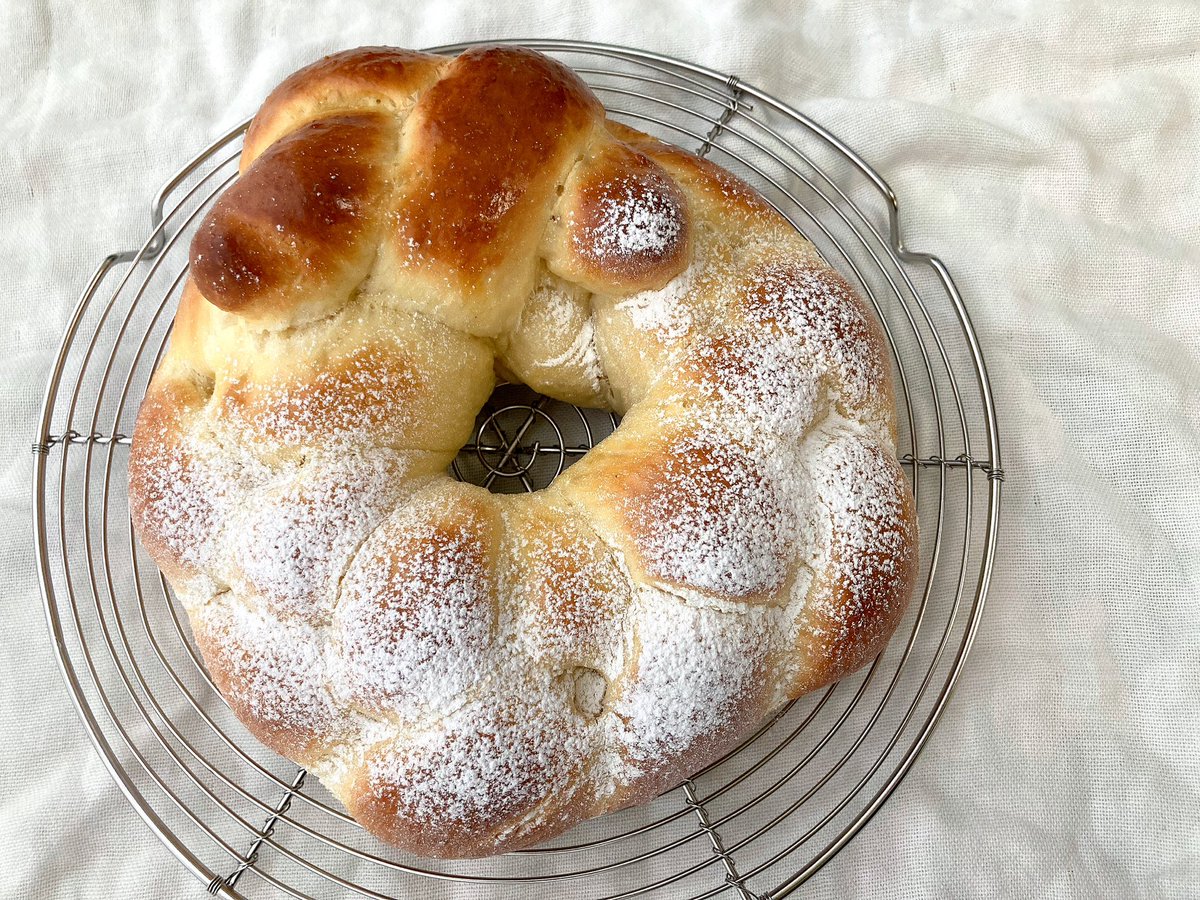 moca308's tweet photo. 今月はクリスマスなパンということで、フィンランドのpulla(発音はbullaっぽかった)。卵とバターがたっぷり入ったブリオッシュ的なパンを三つ編みにしてリース状に。
#パン作り #おうちパン #こねりん部 #クリスマス #finnishpulla #christmasbread https://t.co/OE9GT37Q3D