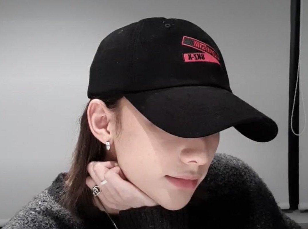 𝘐 𝘸𝘢𝘯𝘵 𝘵𝘰 𝘣𝘦 𝘱𝘳𝘦𝘵𝘵𝘺 𝘭𝘪𝘬𝘦 𝘵𝘩𝘦 𝘱𝘢𝘪𝘯𝘵𝘪𝘯𝘨𝘴 𝘺𝘰𝘶 𝘢𝘥𝘮𝘪𝘳𝘦. 𝘐 𝘸𝘢𝘯𝘵 𝘺𝘰𝘶 𝘵𝘰 𝘴𝘵𝘢𝘳𝘦 𝘢𝘵 𝘮𝘦 𝘧𝘰𝘳 𝘩𝘰𝘶𝘳𝘴. 𝘐 𝘸𝘢𝘯𝘵 𝘺𝘰𝘶 𝘵𝘰 𝘱𝘰𝘯𝘥𝘦𝘳 𝘵𝘩𝘦 𝘮𝘦𝘢𝘯𝘪𝘯𝘨 𝘰𝘧 𝘮𝘦.