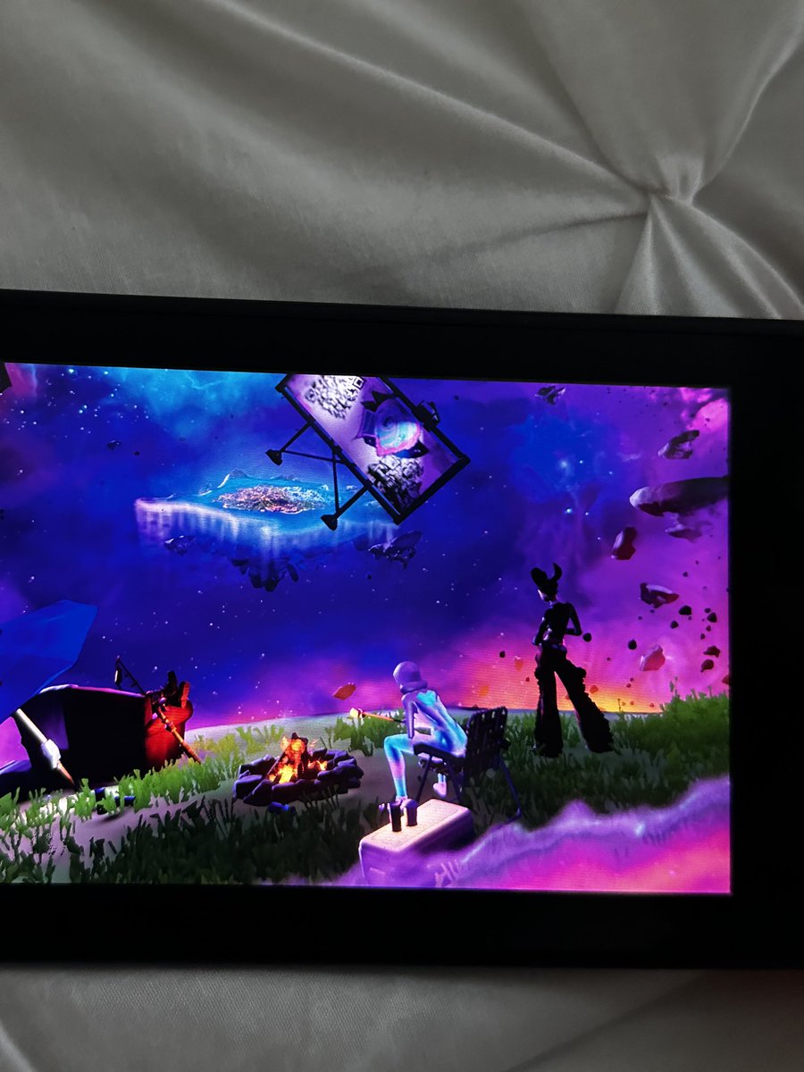 danelle_w5's tweet photo. @FortniteGame not me trying to scan the QR code… https://t.co/0J0B3KBr9q