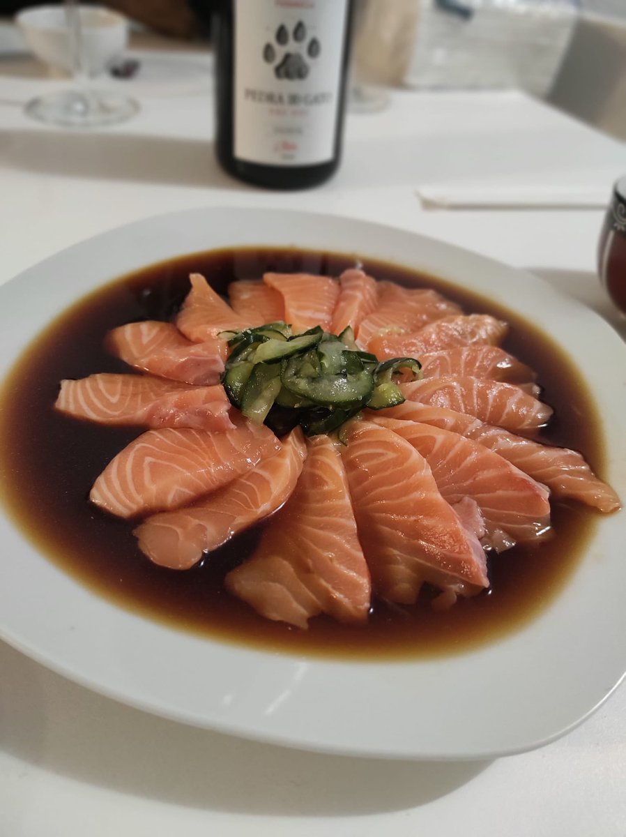 LeoCDamascena's tweet photo. Hoje decidi desenferrujar a habilidade de fazer sushi:
- Sashimi de salmão no molho ponzu
- shimeji branco na manteiga
- sunomono de salmão e camarao
- 4 niguiris que nem queria fazer pq arroz japones eh um saco fazer 🥹
#ChefLeo @DamascenaMelo https://t.co/jWRUA6KDSn
