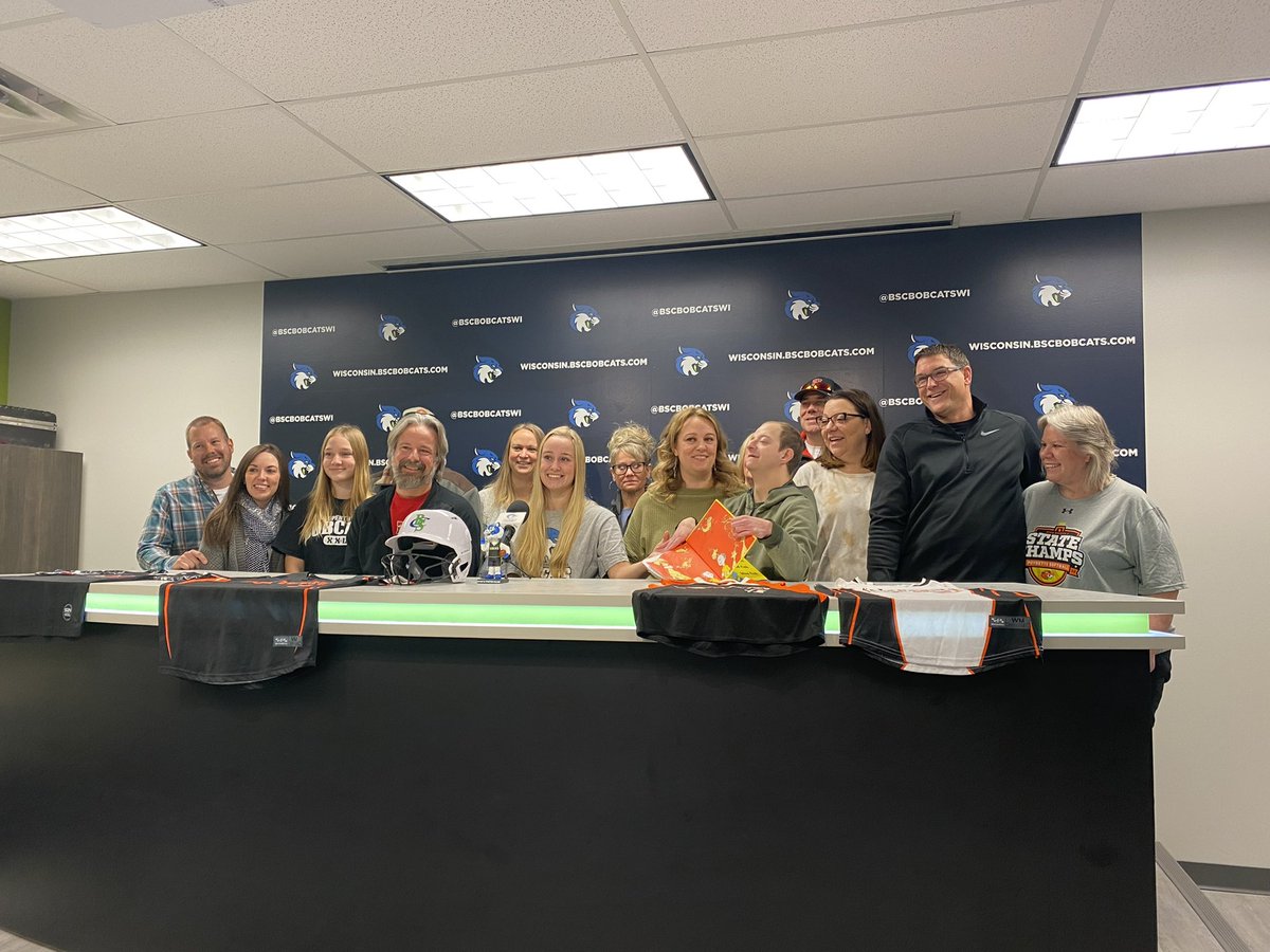 hollerhead7's tweet photo. My signing could never have been better without these peopleโค๏ธ#bryantandstratton https://t.co/bxKpymnVxZ