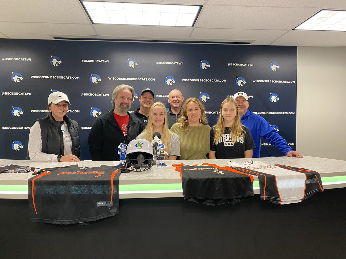 hollerhead7's tweet photo. My signing could never have been better without these peopleโค๏ธ#bryantandstratton https://t.co/bxKpymnVxZ