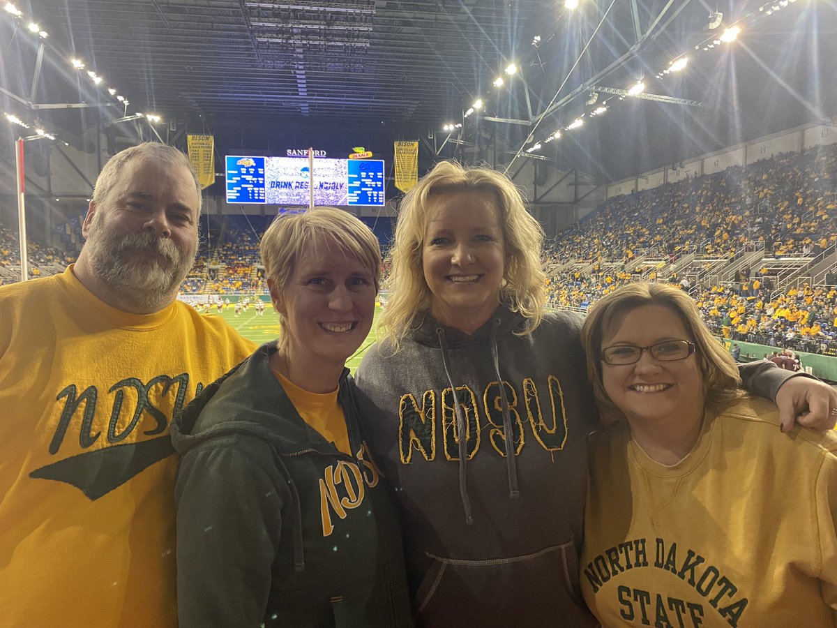 DaniKate4's tweet photo. #scheelsgameday https://t.co/aqQtsOaXPd