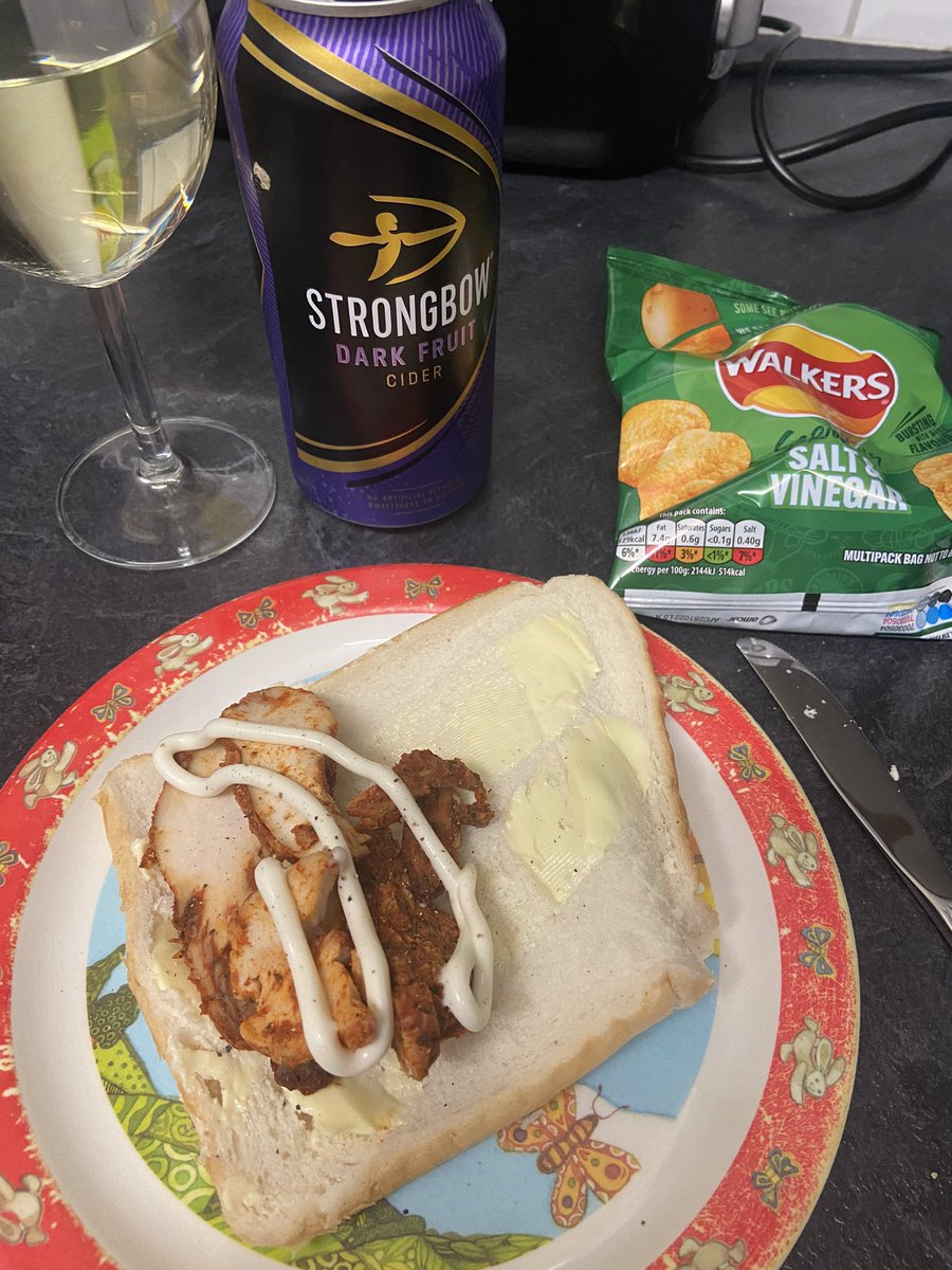 JakeyTeas's tweet photo. ⭐️Jakey Saturday Night Tea⭐️
Lidls Chicken Tikka bits wae Mayo oan the last mangled heal an a bag eh crisps. Washed doon wae a wine an cider chaser.
What a time tae be alive 🥳 #reassesyerlife #theonlywayisup #jakeyteas https://t.co/SBfUzOnhUH