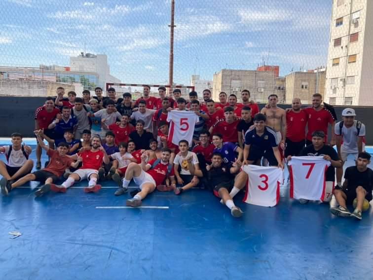 quemerodelsurok's tweet photo. ⚽️ #Bafi #ZonaPlata #Playoffs
📸 Postal de los finalistas que se medirán ante Crisol en cancha neutral, día y horario a confirmar.
🎈#VamosQuemeros #Huracán https://t.co/YjQHyvKUtL