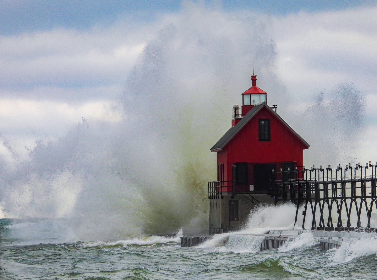 StaceyALee's tweet photo. #LakeMichigan had plenty of attitude this morning.
#wmiwx #miwx #StormHour #HighWindAdvisory #bigwaves https://t.co/uIGLBT72MQ
