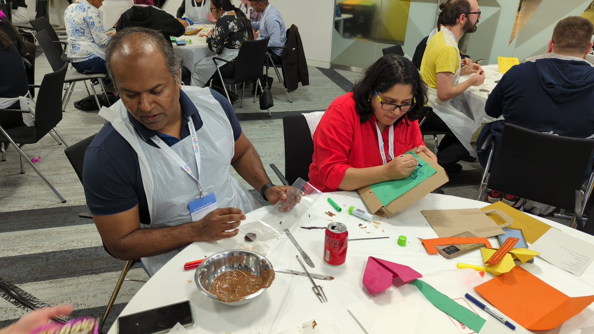 KelkarRenuka's tweet photo. Day 2 at #GoogleDevSummit #GoogleDevCommunity
Connecting with @WomenTechmakers
Getting tips from @eddiejaoude
Enjoying chocolate making workshop
Having great food with community friends!!😍🎉🥳🎄🍫❤
@gdg_london @ https://t.co/8tQf28CCoZ