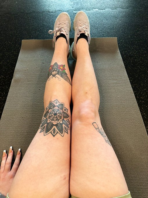 2 pic. my legs look so good ? https://t.co/GqYzbTUP0E