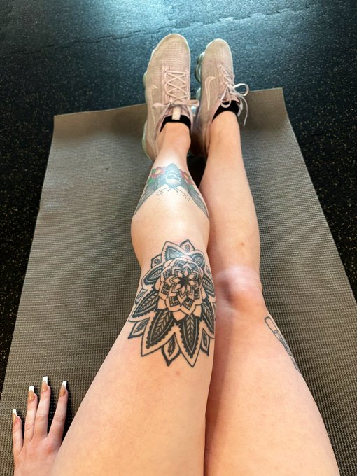 1 pic. my legs look so good ? https://t.co/GqYzbTUP0E
