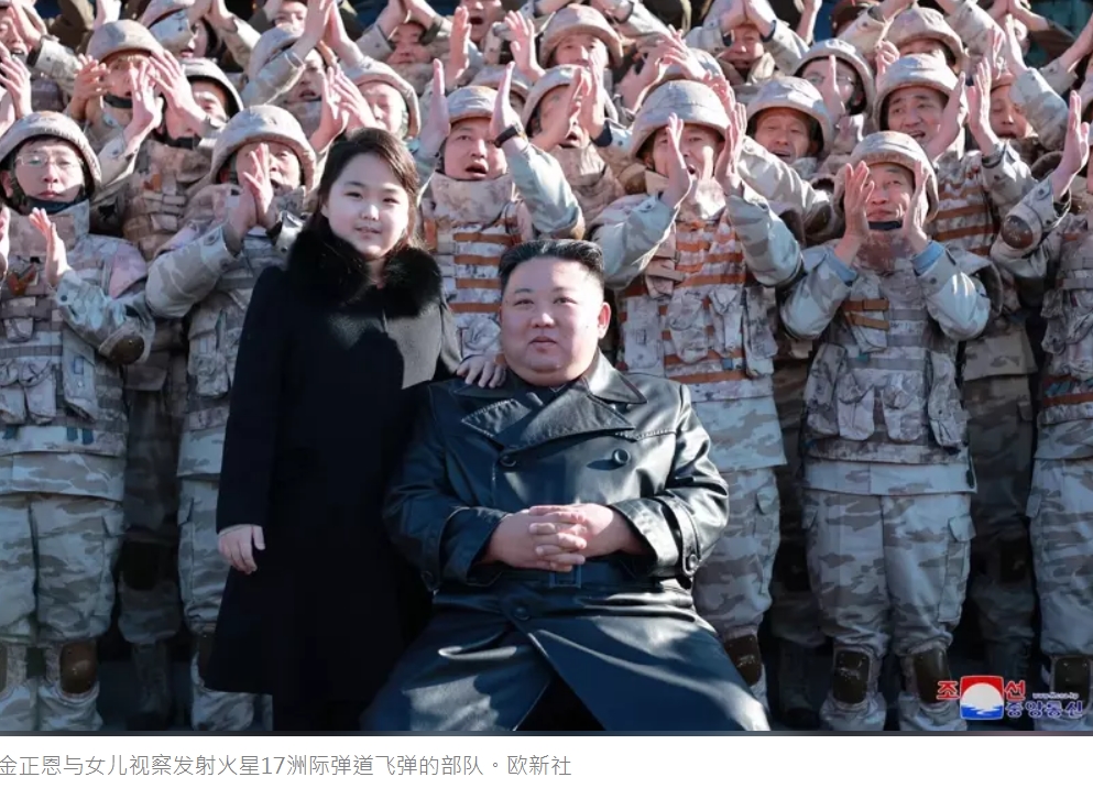 金正恩公开处决观看散播韩流节目3高中生 

北韩3名中学生，因为观看并散布韩流节目，10月遭公开处决，其中1人涉嫌谋杀后母。处决地点在人民军第82联合指挥部机场，召集群众后处决，罪名是从事反社会主义活动。

这种「残酷表演」是金正恩恐怖统治的惯用伎俩。世界新闻网