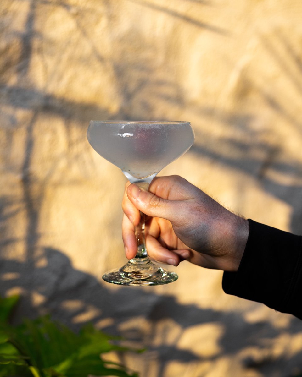 The weekend is best enjoyed with a cocktail in your hand🍸