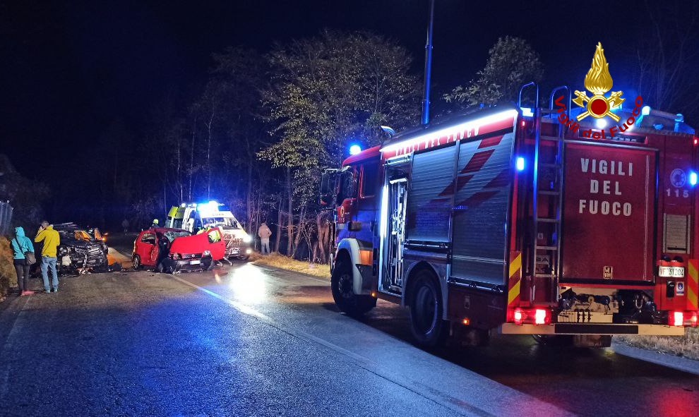 vvfveneto's tweet photo. #3novembre 21:00 #Sedico(BL), incidente tra due auto lungo la SR 203 in località La Stanga: tre feriti. Intervento dei #vigilidelfuoco per mettere in sicurezza il sito incidentale. I feriti presi in cura dal @SUEM_Veneto #soccorsiquotidiani #allaguidanondistrarti https://t.co/Q8GFr84h7X