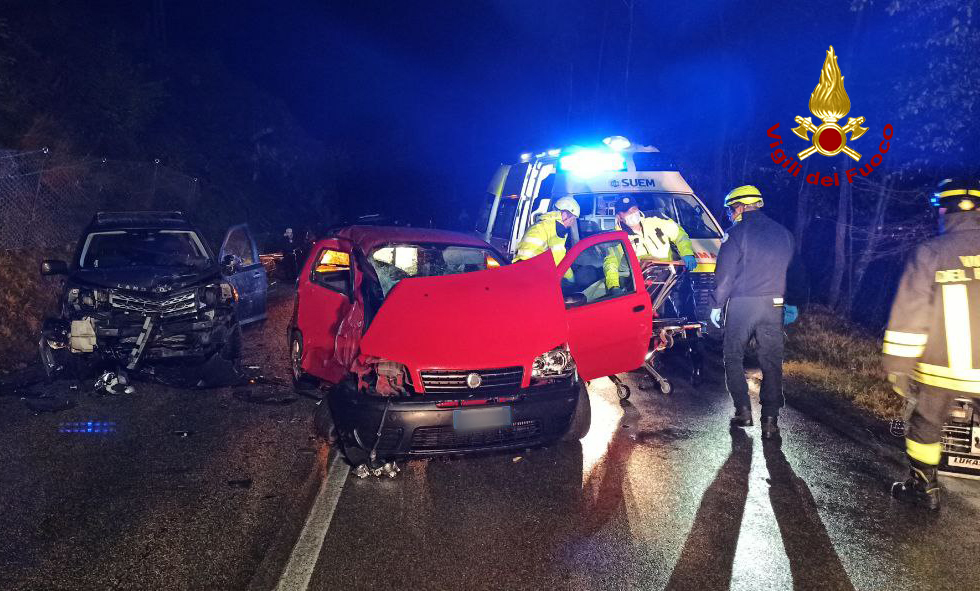 vvfveneto's tweet photo. #3novembre 21:00 #Sedico(BL), incidente tra due auto lungo la SR 203 in località La Stanga: tre feriti. Intervento dei #vigilidelfuoco per mettere in sicurezza il sito incidentale. I feriti presi in cura dal @SUEM_Veneto #soccorsiquotidiani #allaguidanondistrarti https://t.co/Q8GFr84h7X