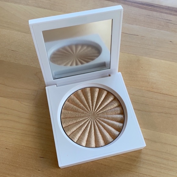 IScalpels's tweet photo. So good I had to share! Check out all the items I'm loving on @Poshmarkapp #poshmark #fashion #style #shopmycloset #styleessentials #nyx #ofra: https://t.co/PN7M18nzyd https://t.co/tOMNw4qwnN