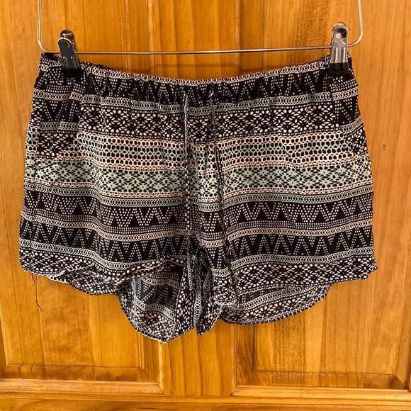 JessieTellsAll's tweet photo. So good I had to share! Check out all the items I'm loving on @Poshmarkapp #poshmark #fashion #style #shopmycloset #thecambridgesatchelcompany #noboundaries: https://t.co/X7EJeJlTyO https://t.co/YiUtxRQQEx
