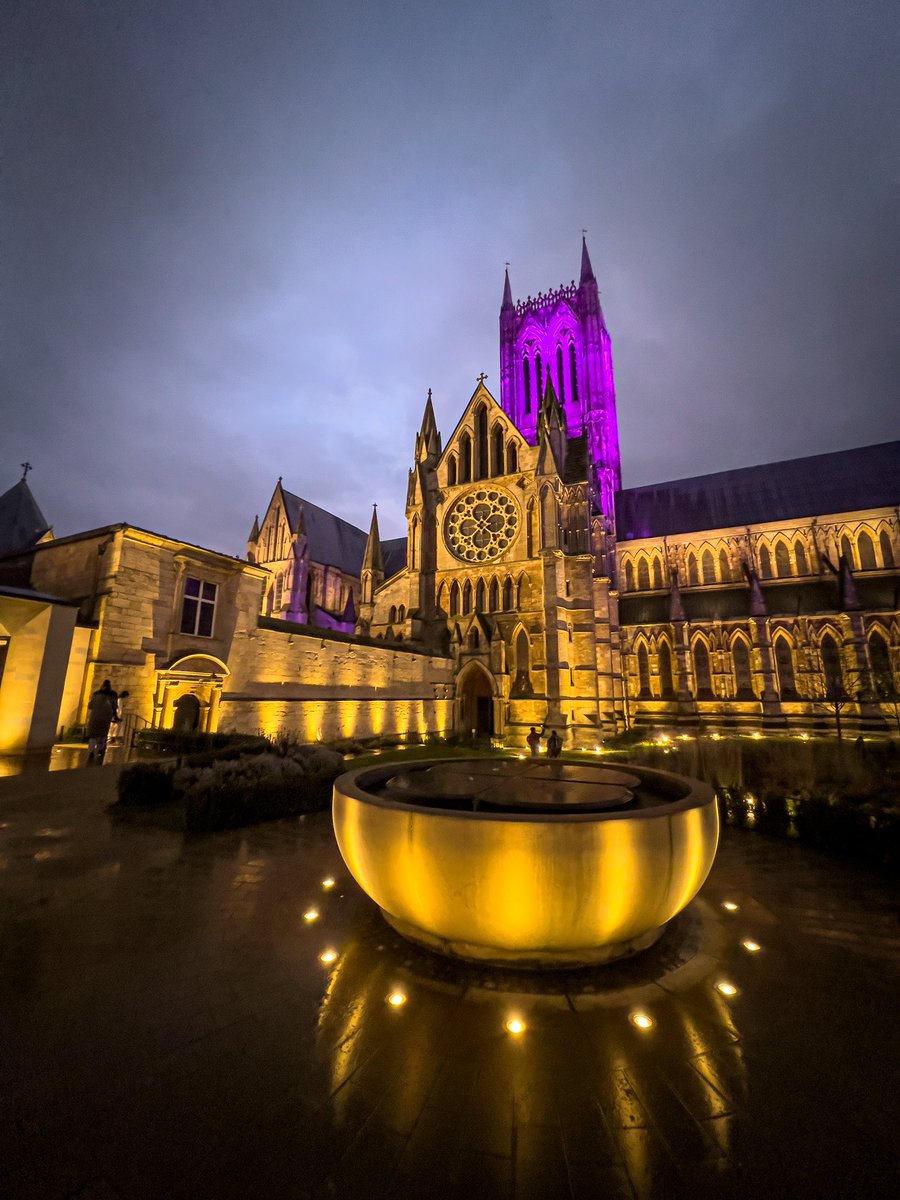 jsburn30's tweet photo. Looking good in the rain today. #LincolnChristmasMarket @LincsCathedral #iphonephotography https://t.co/59rPf1Gauf