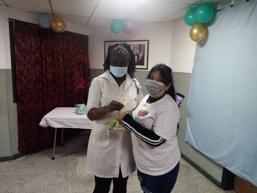 AnayansyPR's tweet photo. 🇨🇺♥️ 🇻🇪 La brigada de colaboradores❤️ del CDI Fuerte Tiuna en Distrito Capital celebrando el día de la Medicina Latinoamericana.🇻🇪🇻🇪🇻🇪
#HéroesDeLaSalud #CubaPorLaVida #CubaCoopera @cubacooperaven @DcMedica @MINSAPCuba @unidad_central @japortalmiranda https://t.co/VacnnWKtA5