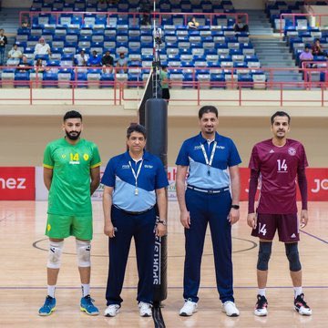 تواجدنا مساء أمس في صالة الأمير نايف بن عبدالعزيز بالقطيف واستمتعنا في مباراتين رائعتين، وأكثر ما شدني الأداء المتميز للحكمين الدوليين الزميلين محمد الحناكي ومنصور القحطاني الذان قدما دروسًا في فن التحكيم، أشاد بها كل من تابع المباراة، وهذا ليس بمستغرب منهما فقد عودانا على ذلك.