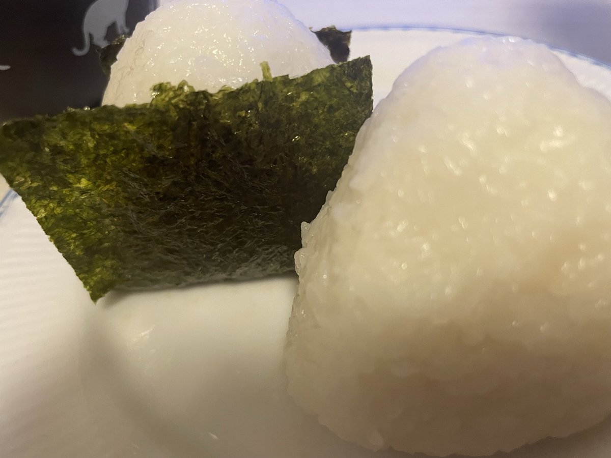 おにぎりと味噌汁 https://t.co/q2XszfJzmR
