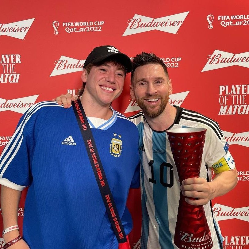 Mirá la foto que tiene <a href="/PauloLondra/">Paulyrics</a>. Locura.