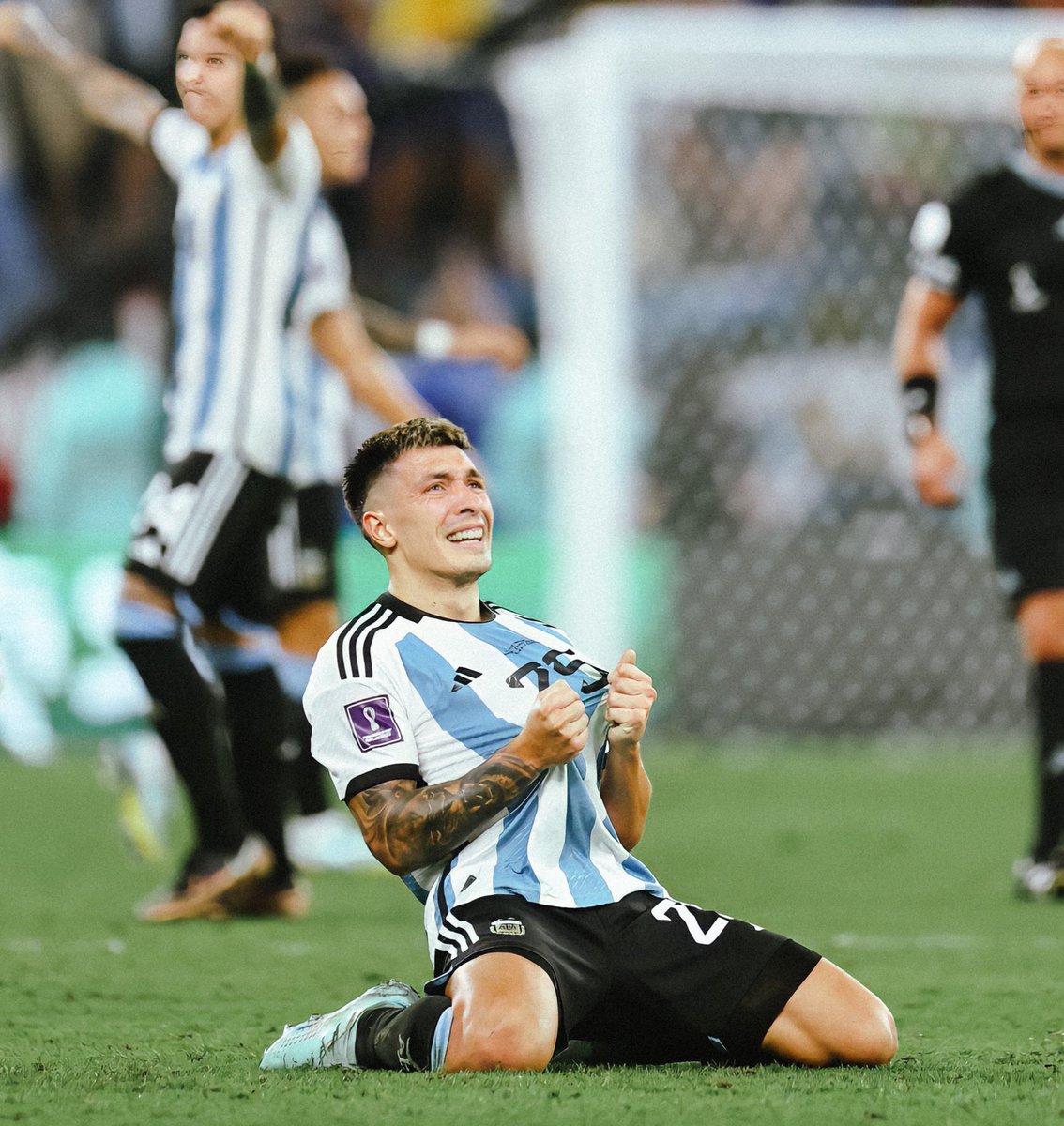 LisandrMartinez's tweet photo. Orgulloso de esta banda. Qué garra, unidos como siempre seguimos avanzando!! 🇦🇷🇦🇷💪🏼💪🏼🤍💙 @Argentina https://t.co/Ts1IH1jy8f