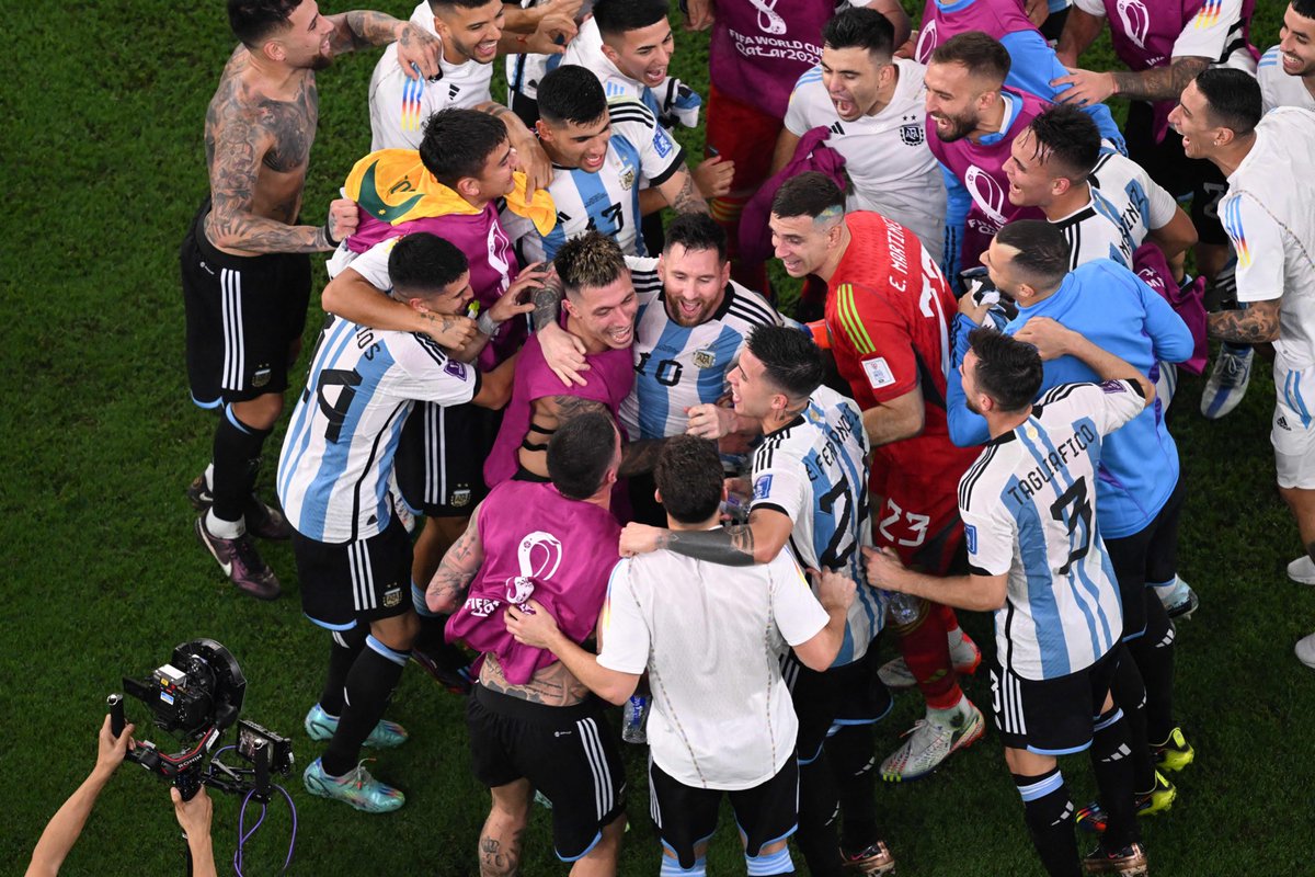 LisandrMartinez's tweet photo. Orgulloso de esta banda. Qué garra, unidos como siempre seguimos avanzando!! 🇦🇷🇦🇷💪🏼💪🏼🤍💙 @Argentina https://t.co/Ts1IH1jy8f