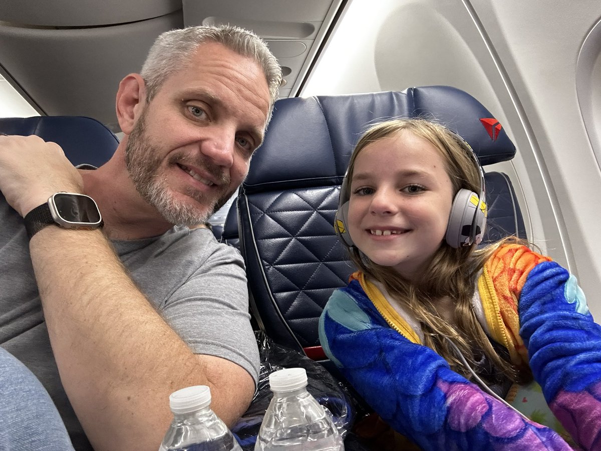 JayzTwoCents's tweet photo. Family Vacay time! Peace out! https://t.co/i2qW1D5LjT