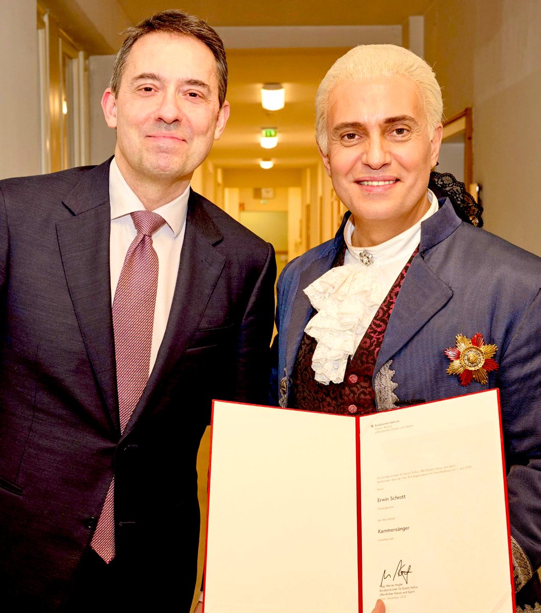 Ich möchte mich bei Staatsoperndirektor Dr. Bogdan Rošcic, bei Sektionschef Herrn Mag. Jürgen Meindl als Vertreter des Kulturministeriums, beim Publikum und bei Österreich für die Verleihung des Ehrentitels Kammersänger an der Staatsoper Wien bedanken.